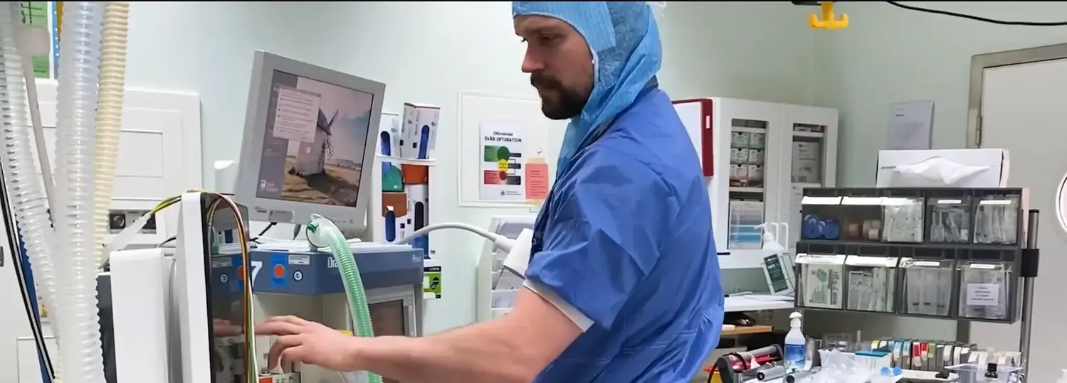 Manlig sjuksköterska pekar på en skärm