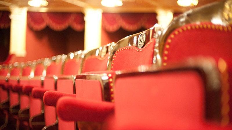 Röda stolar i en teatersalong