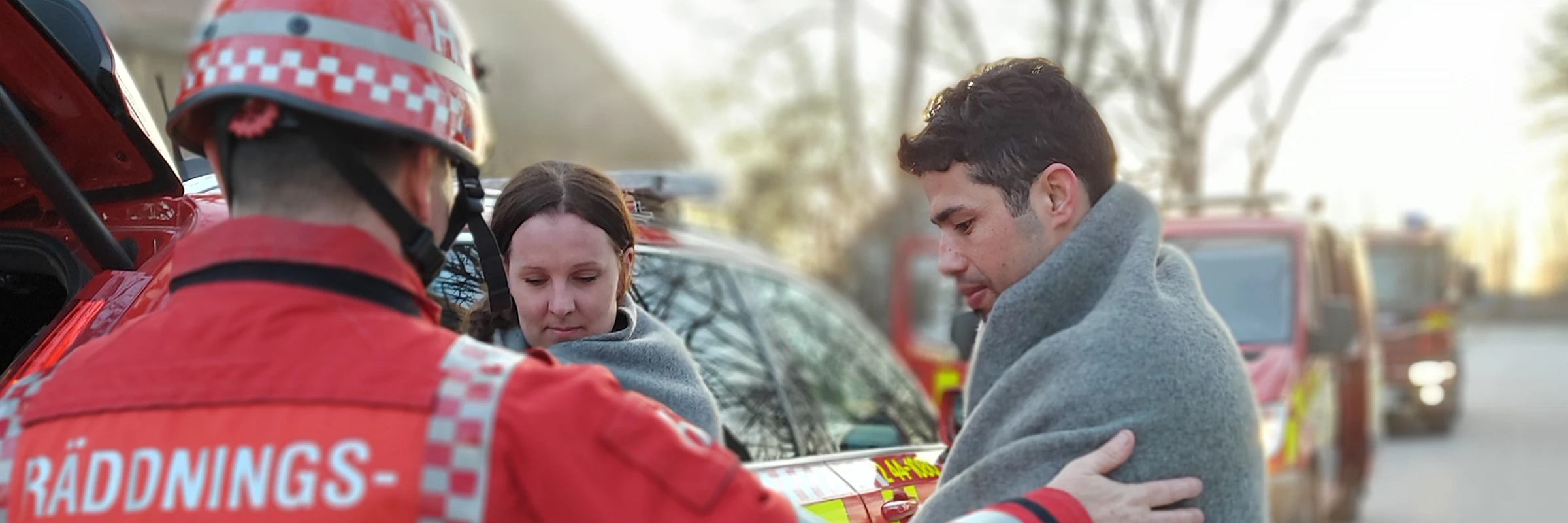 Räddningsledare tar hand om två personer vid en olycka