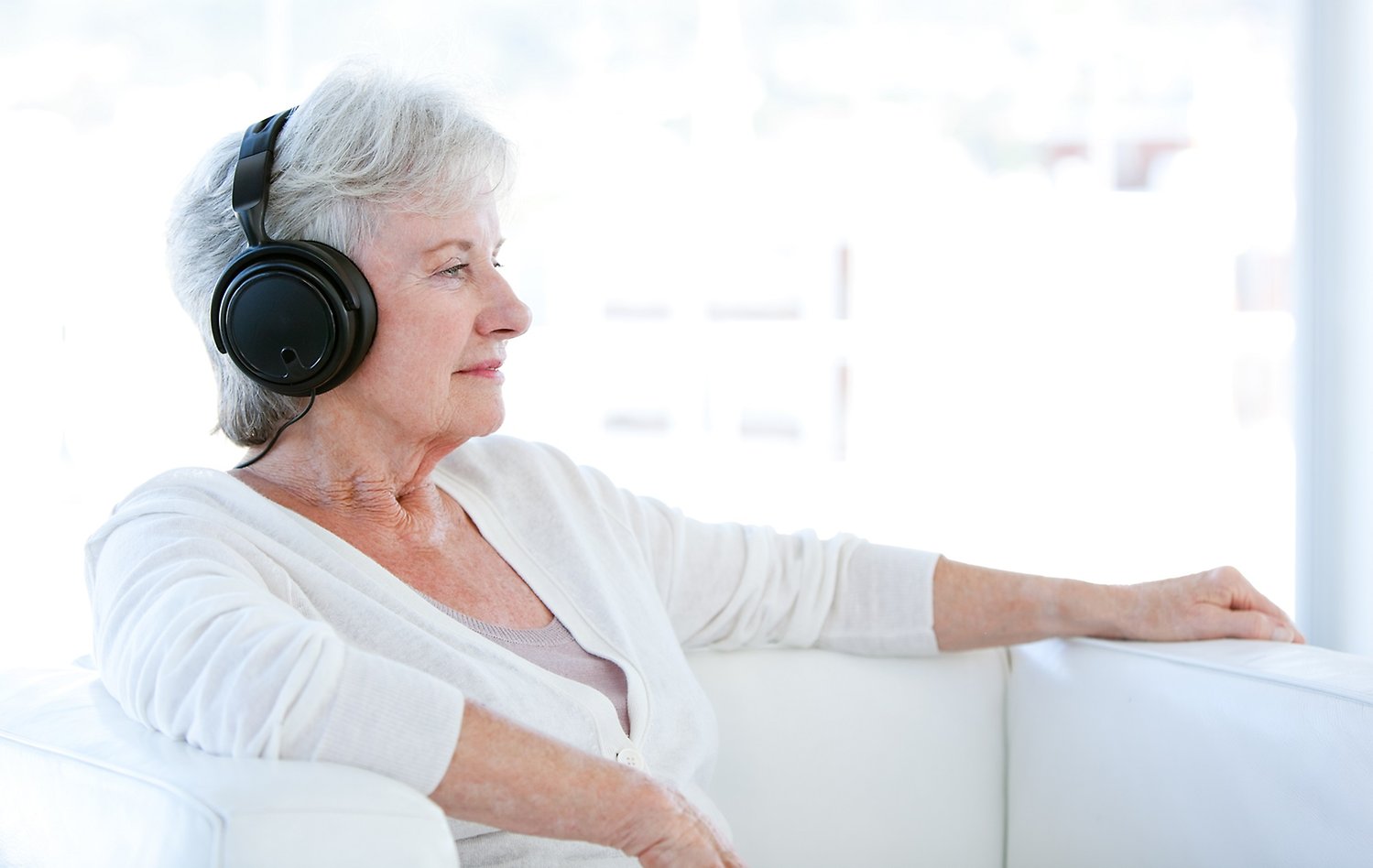 Äldre kvinna med hörlurar