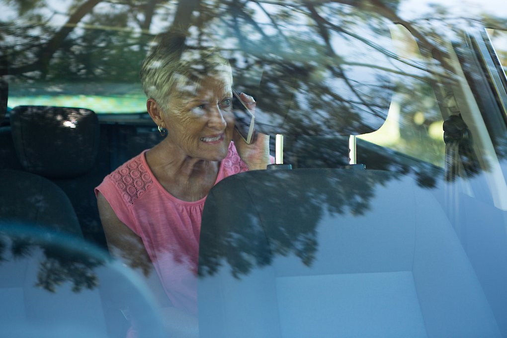 Kvinna sitter i baksäte på bil